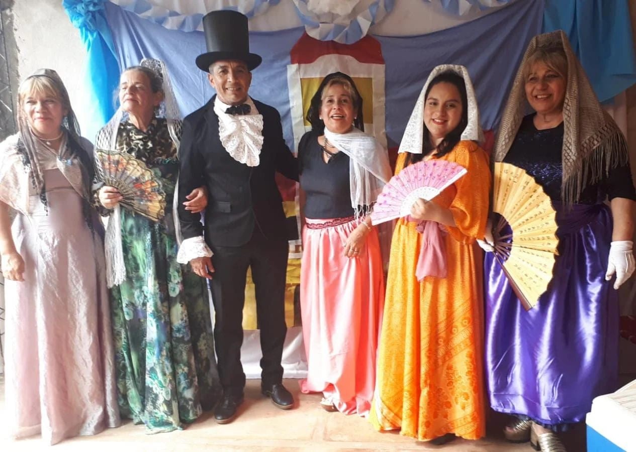 Posadas: festejaron el cumpleaños de su abuelo difunto con trajes típicos del 25 de Mayo.