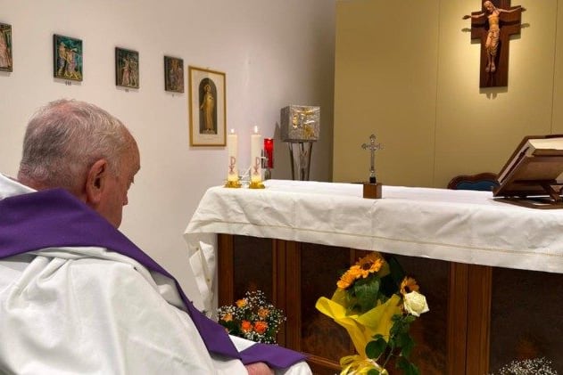 El Vaticano compartió la primera foto del papa Francisco desde su internación. (Vatican News)