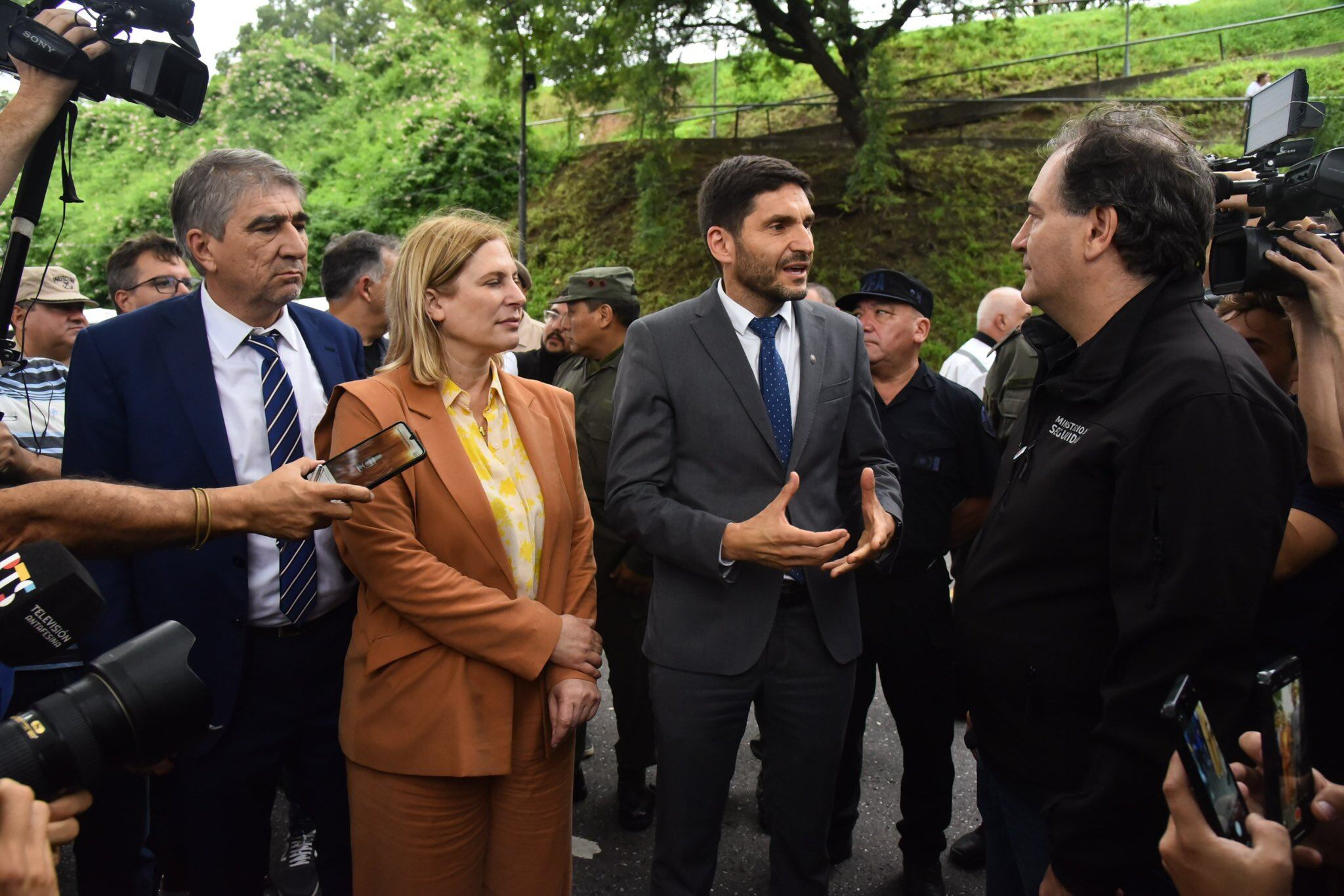 El jefe de la Casa Gris recibió los vehículos debajo del Anfiteatro Municipal Humberto de Nito.