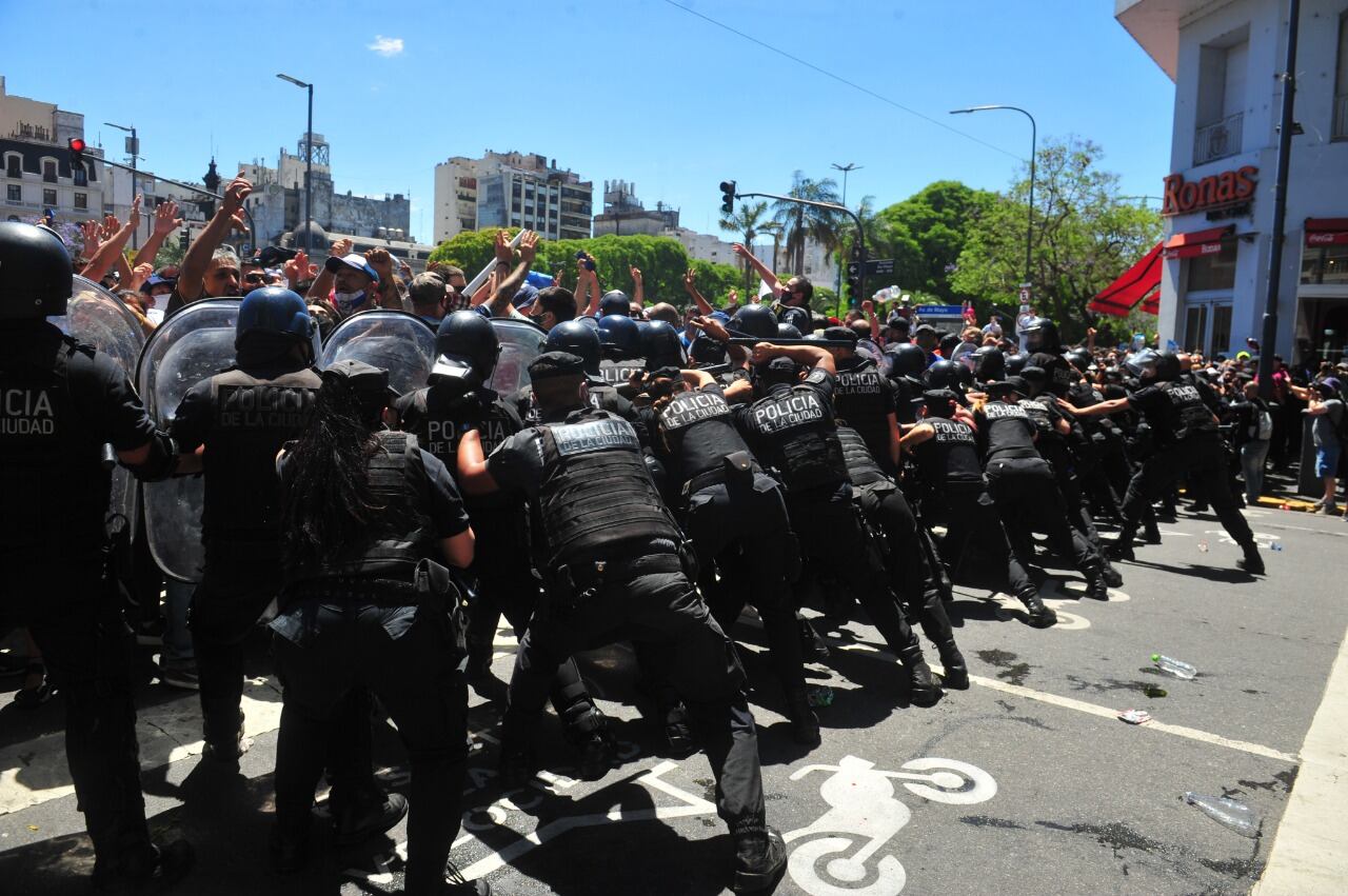 Incidentes en la despedida de Diego Maradona: la Policía cerró la fila y se enfrentó con los fanáticos