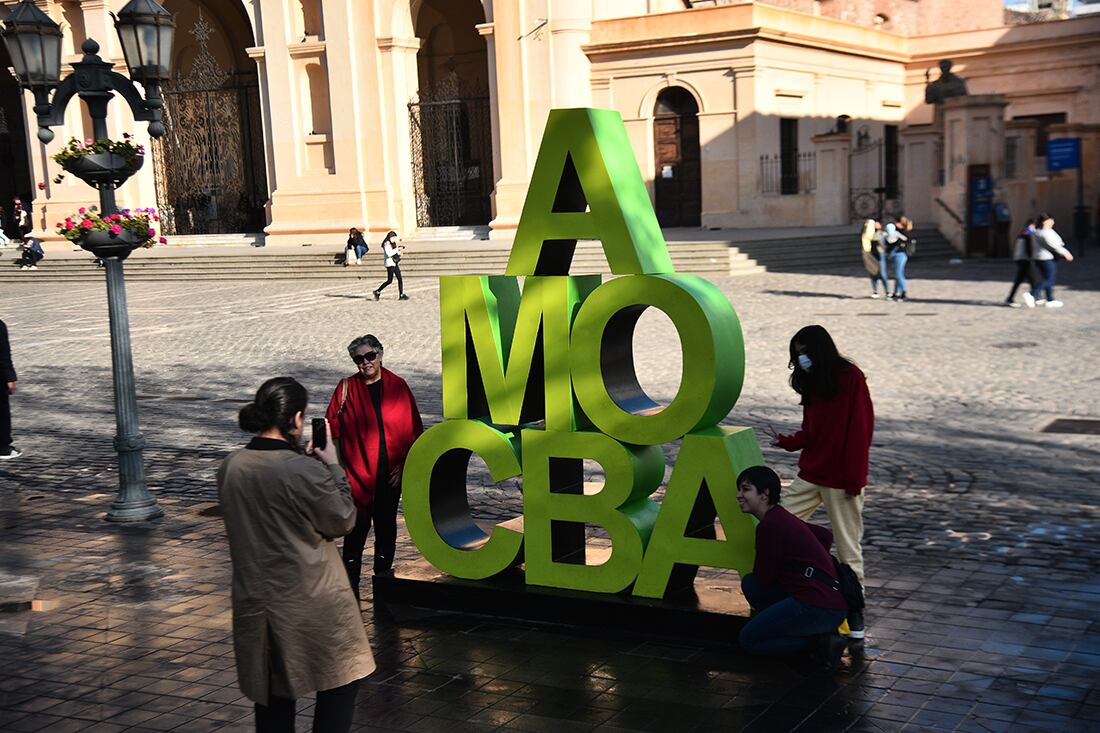 Turistas en la ciudad de Córdoba recorren el centro    Foto: (Pedro Castillo / La Voz)