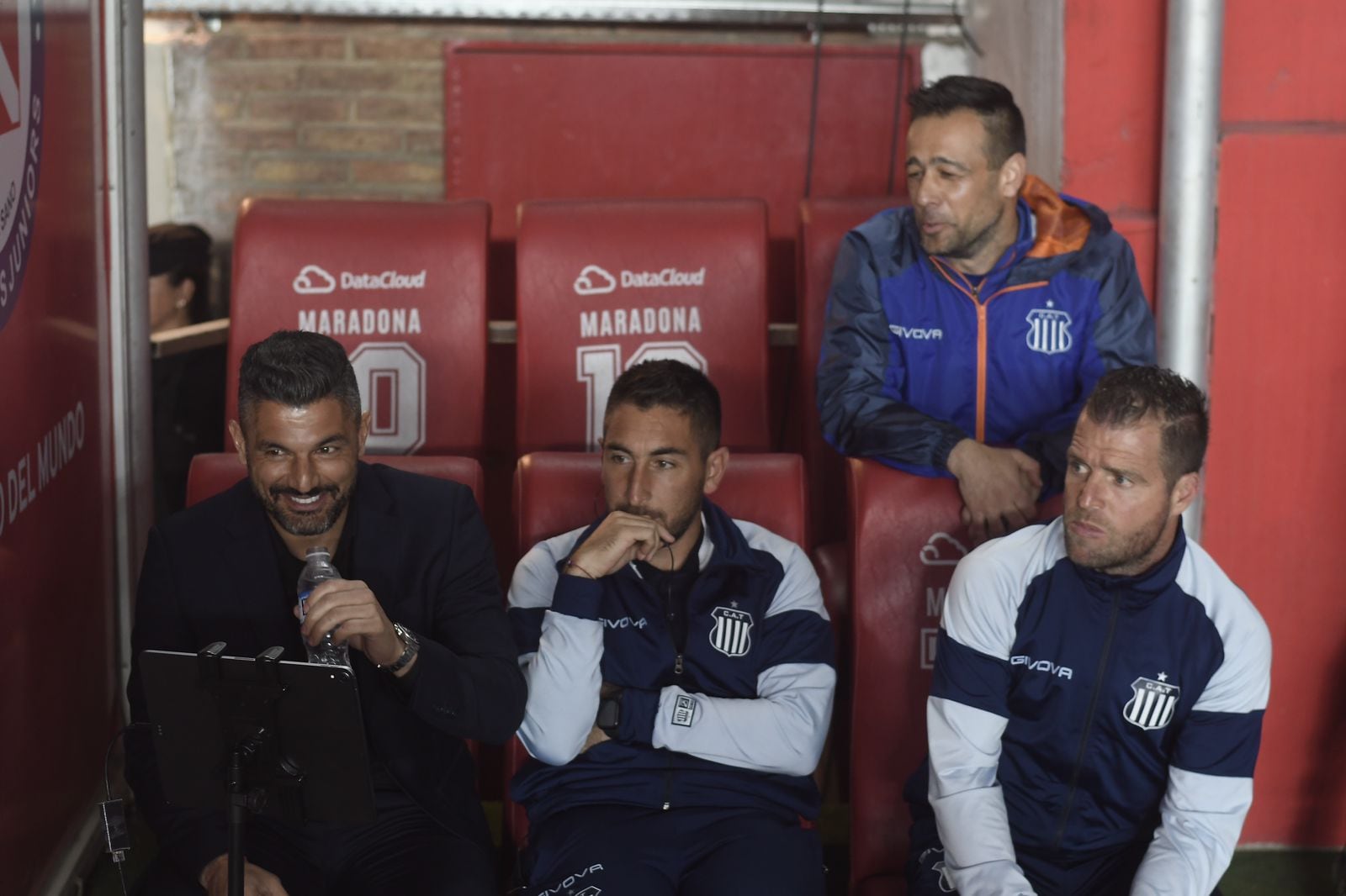 Gandolfi y su cuerpo técnico en la cancha de Argentinos. (Federico López Claro / La Voz).