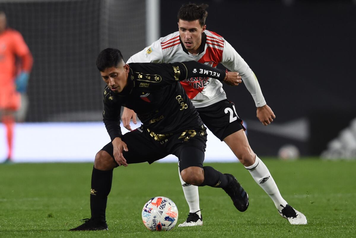 Con 10 jugadores en casi todo el partido, Colón venció a River por 2-1