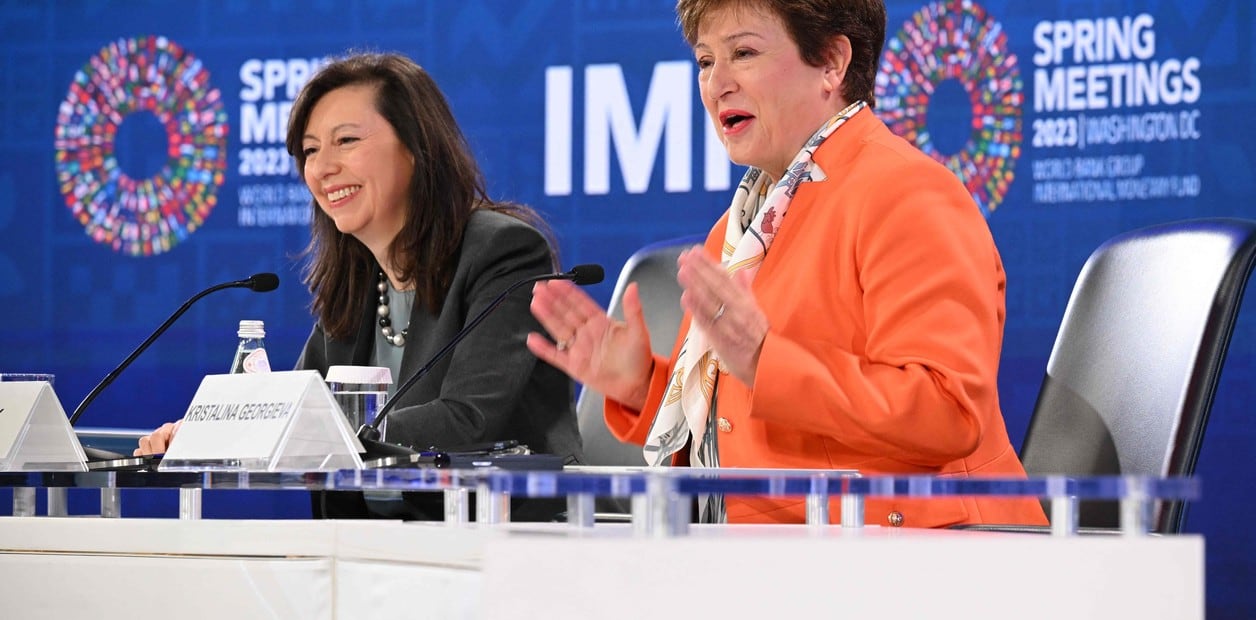 Julie Kozack, vocera del FMI (izquierda) junto a Kristalina Georgieva, la número uno del organismo.