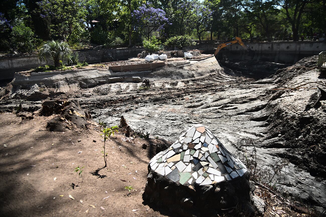 Están dragando el lago, por primera vez en décadas en el exzoo   Foto: (Pedro Castillo / La Voz)