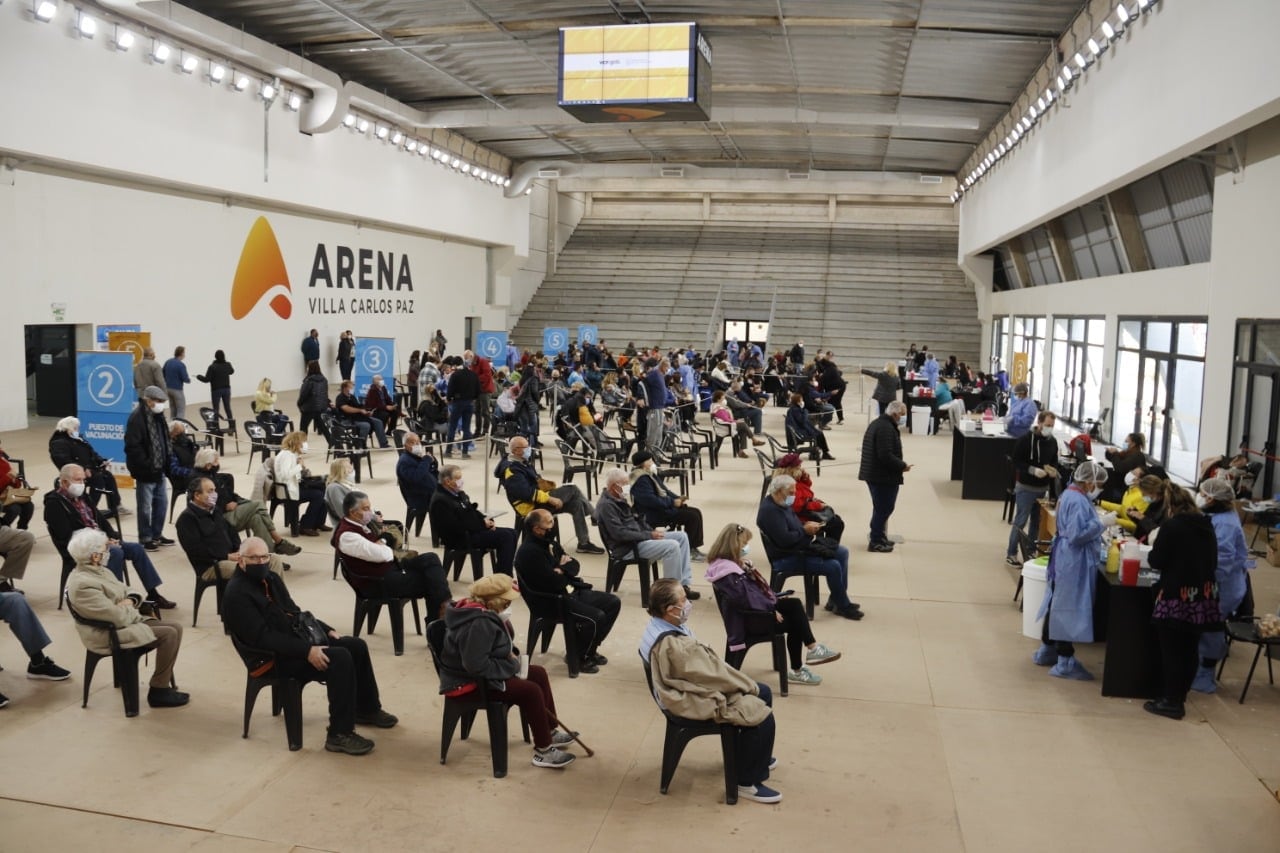 En una de las tantas jornadas de vacunación contra el Covid-19 en el Estadio Arena de Villa Carlos Paz.