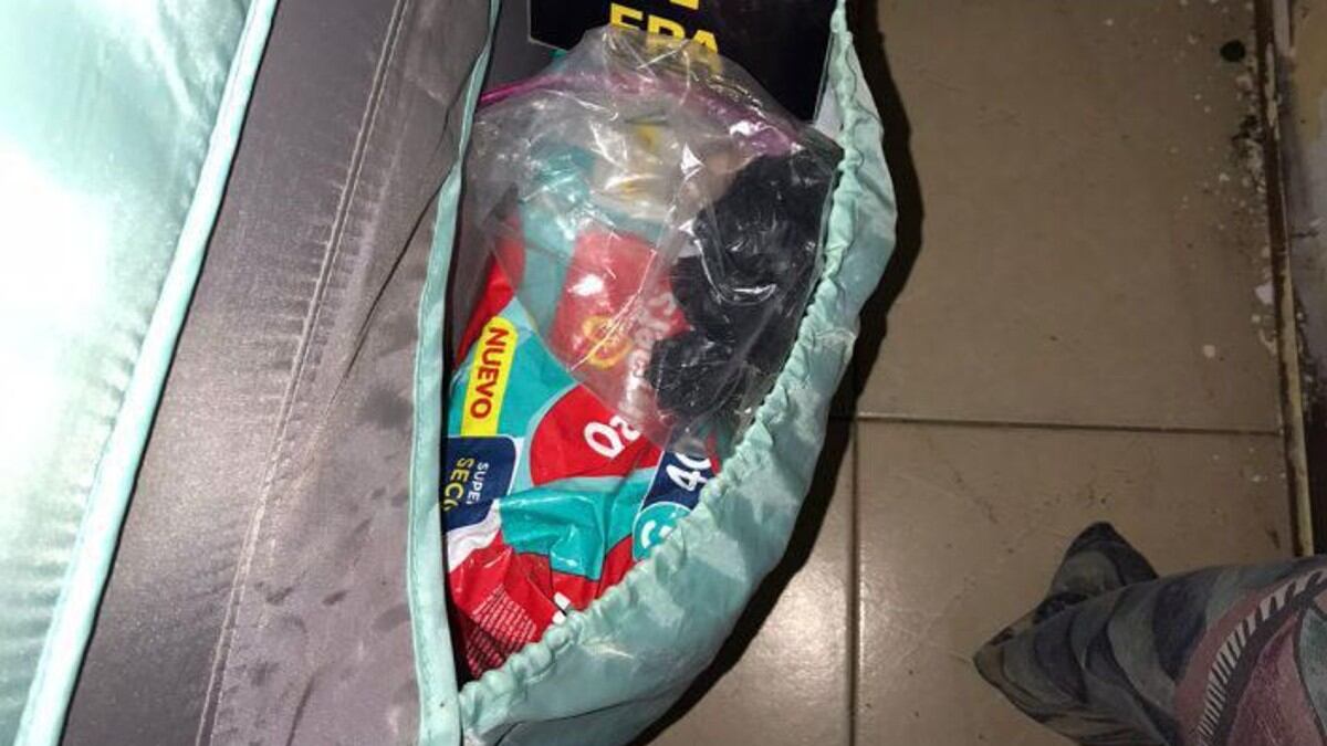 Interior de Córdoba: detienen a una pareja narco que escondía la droga en la cuna de su bebé
