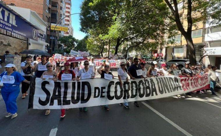 Los reclamos de los profesionales de la salud persisten en Córdoba.