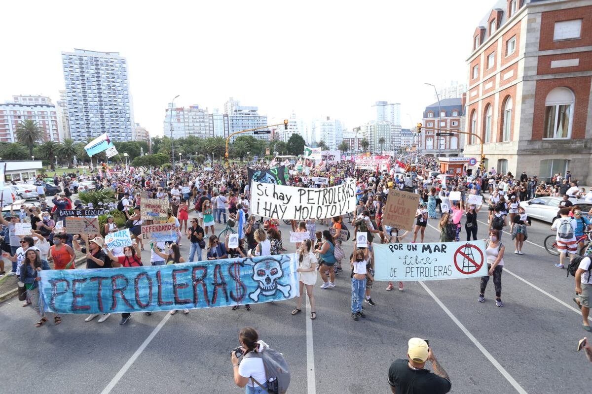 Multitudinaria protesta contra la explotación petrolera en Mar del Plata