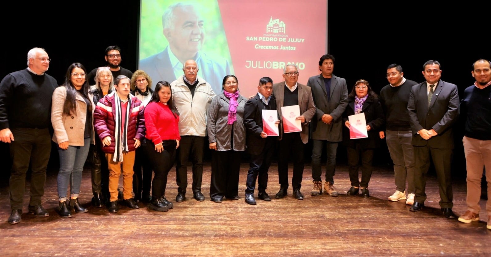 El senador Mario Fiad, el intendente Julio Bravo y la presidente de la asociación "Caminemos Juntos" de San Pedro de Jujuy, Elsa Armas, acompañando a los jóvenes incorporados al régimen de pasantías.