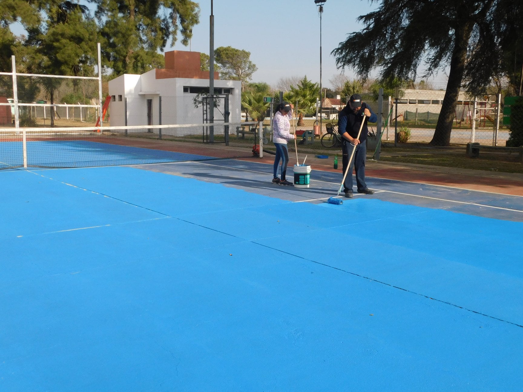 El predio fue totalmente refaccionado y cuenta con canchas de pádel, tenis, vóley playero y el natatorio municipal.