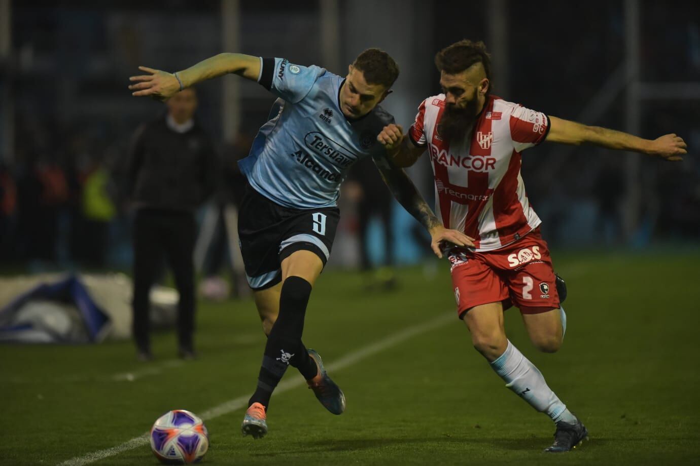 Belgrano e Instituto, en un clásico jugado con todo. Acá, Vegetti y Parnisari, uno de los duelos de la noche. (Facundo Luque)