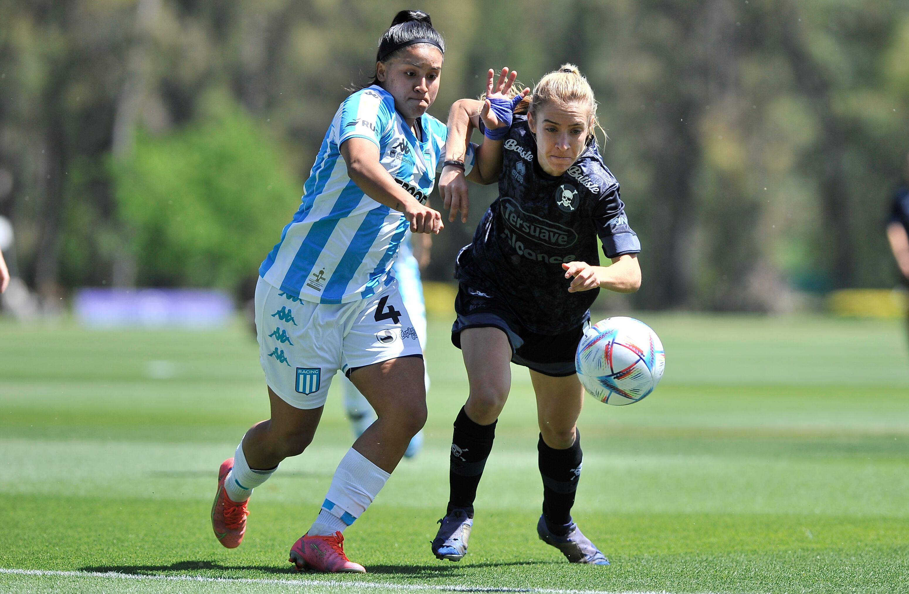 La volante celeste jugó un buen primer tiempo ante la Academia de Avellaneda