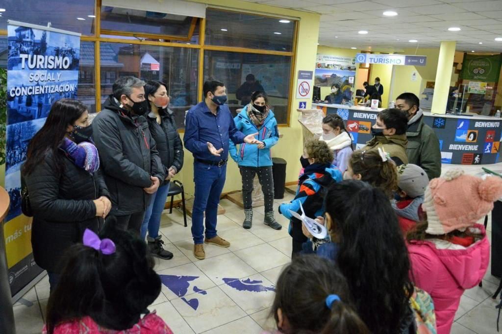 Estudiantes de Tolhuin recorrieron la ciudad en el marco del programa "Turismo Social y Concientización".