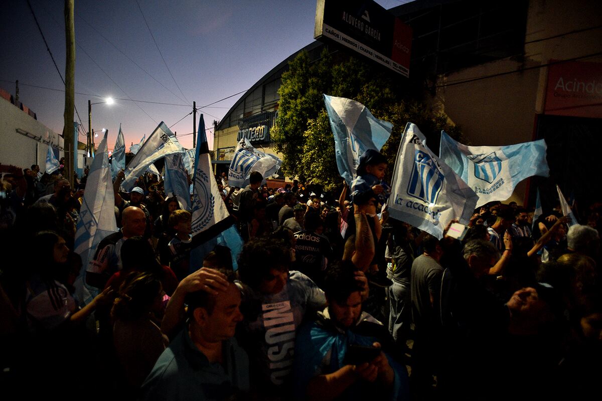 Racing campeón: locura en Nueva Italia y el regreso del plantel