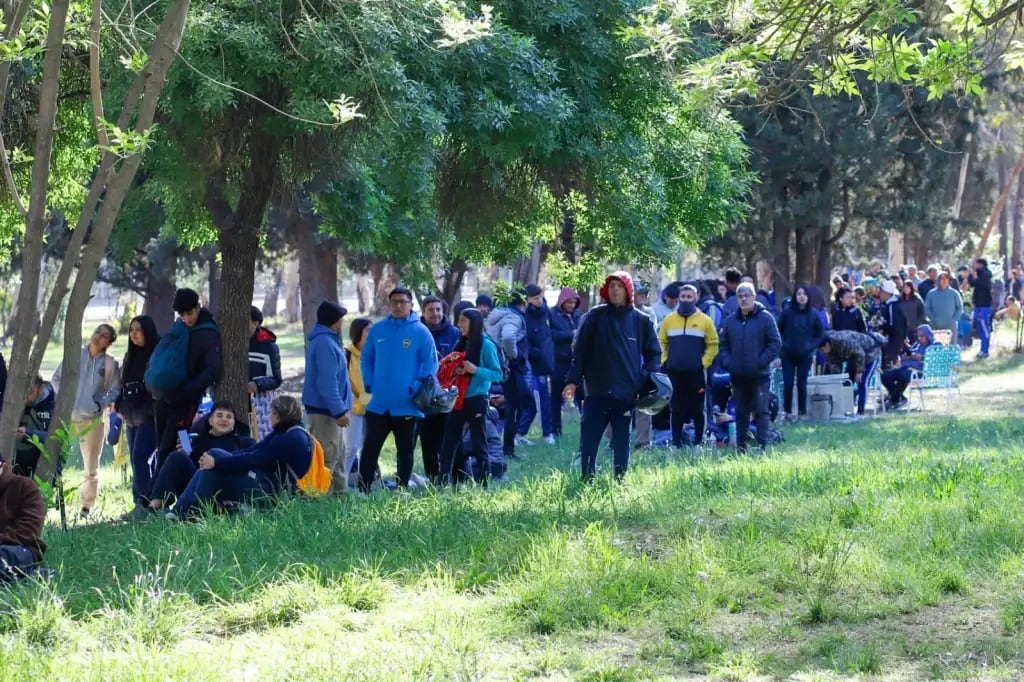 Hinchas de Boca esperan por entradas en el Malvinas