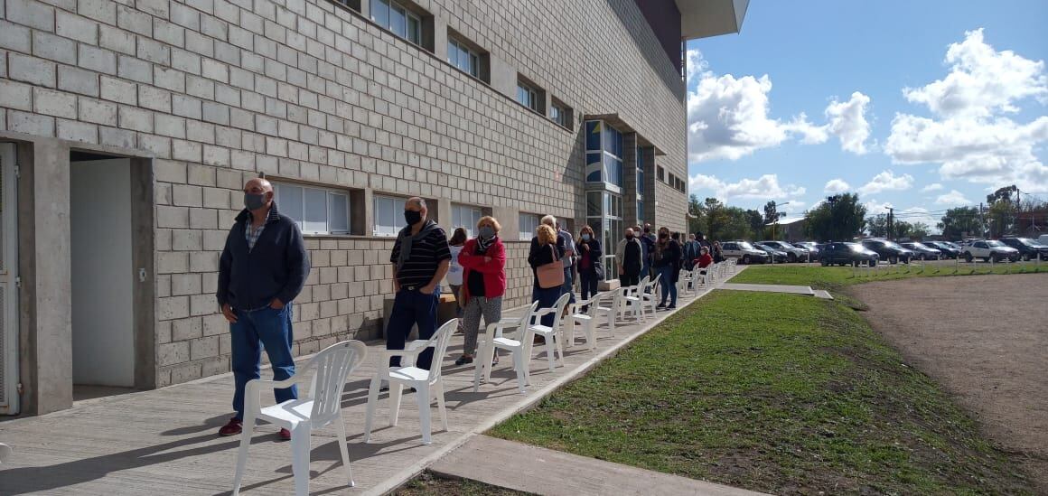 Comenzaron a vacunar a mayores de 60 años en el Polideportivo