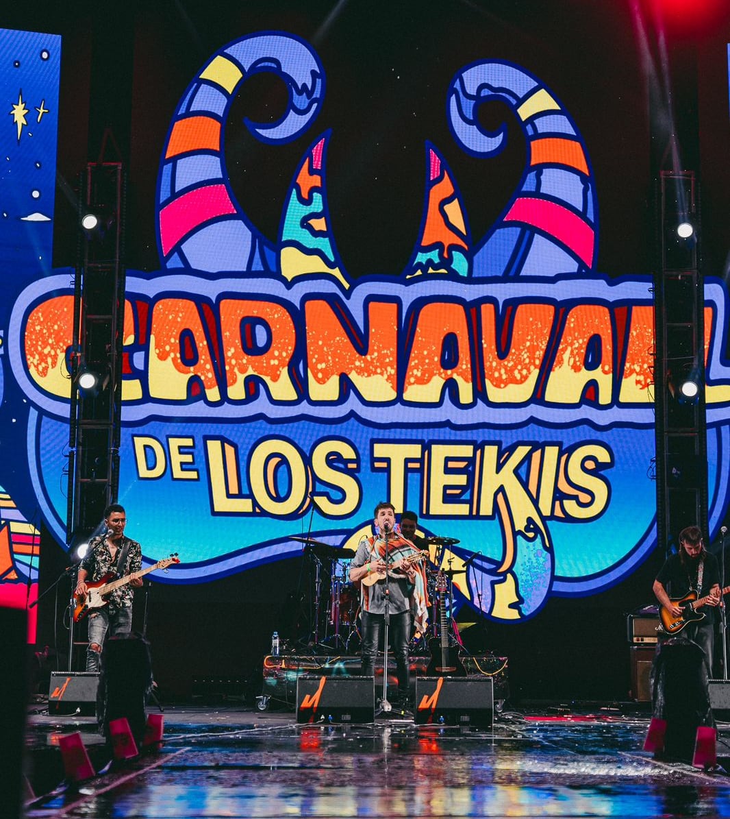 A pesar de la tormenta del viernes a la noche, varios miles de personas colmaron la capacidad del predio en la primera noche del "Carnaval de Los Tekis" en la Ciudad Cultural de la capital jujeña.