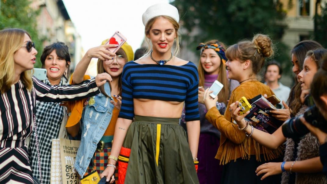 Chiara Ferragni luciendo un top de marinero estilo underboob. 