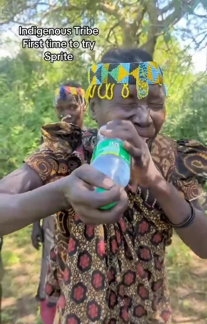 La reacción de una tribu ante una botella de gaseosa.