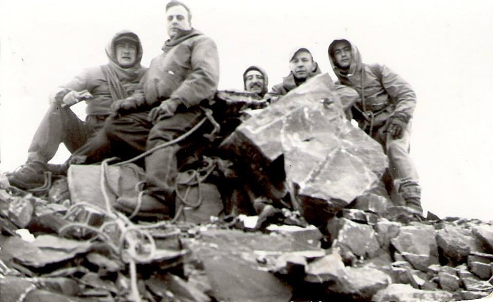 Antonio Wallner, Oriol Domenech, Dagoberto Reyes, Victoriano Peralta, Jorge Santamaría y un joven cordobés del cual no recordó su nombre hicieron cumbre en Monte Olivia, uno de los más imponentes en Tierra del Fuego. Año 1958.