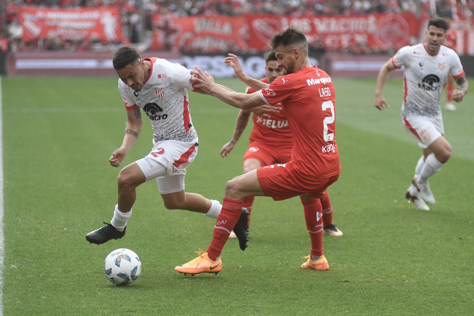 En Avellaneda. Matías Romero intenta superar la marca de Joaquín Laso en un partido que fue muy parejo y en el cual ninguno pudo imponer condiciones. (Federico López Claro / La Voz)