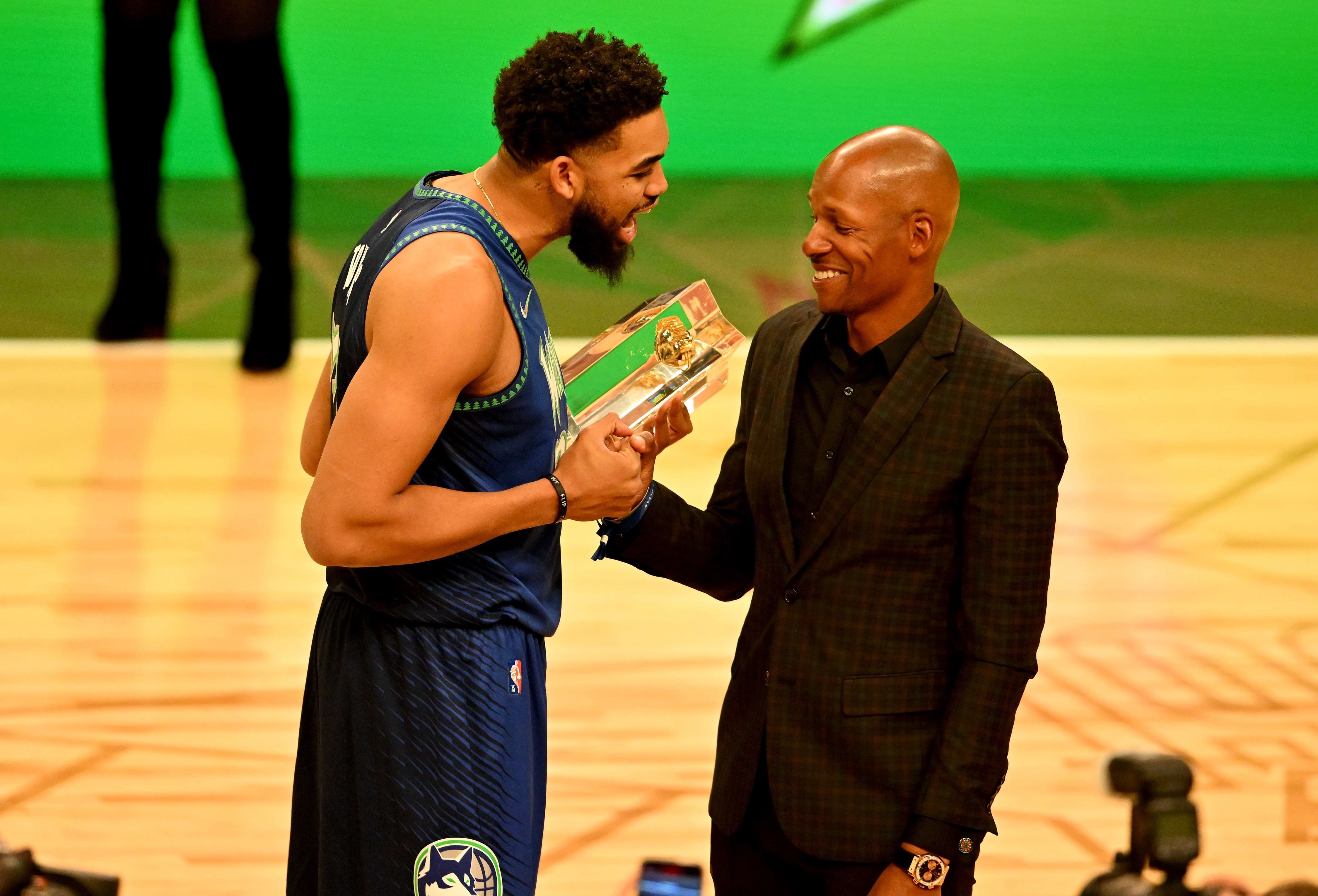 Karl Anthony Towns ganó el Concurso de Triples y Ray Allen, histórico tirador, le entregó el premio.