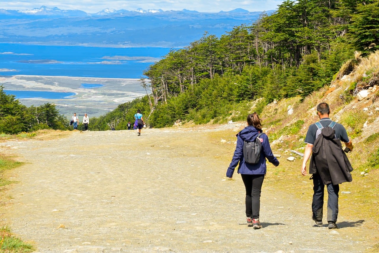 Llevar la indumentaria adecuada y los accesorios en la mochila, es indispensable a la hora de salir al sendero.