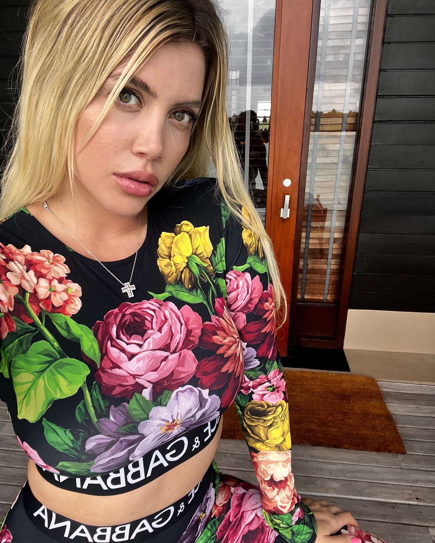 Wanda Nara posó con un conjunto de Dolce & Gabbana.