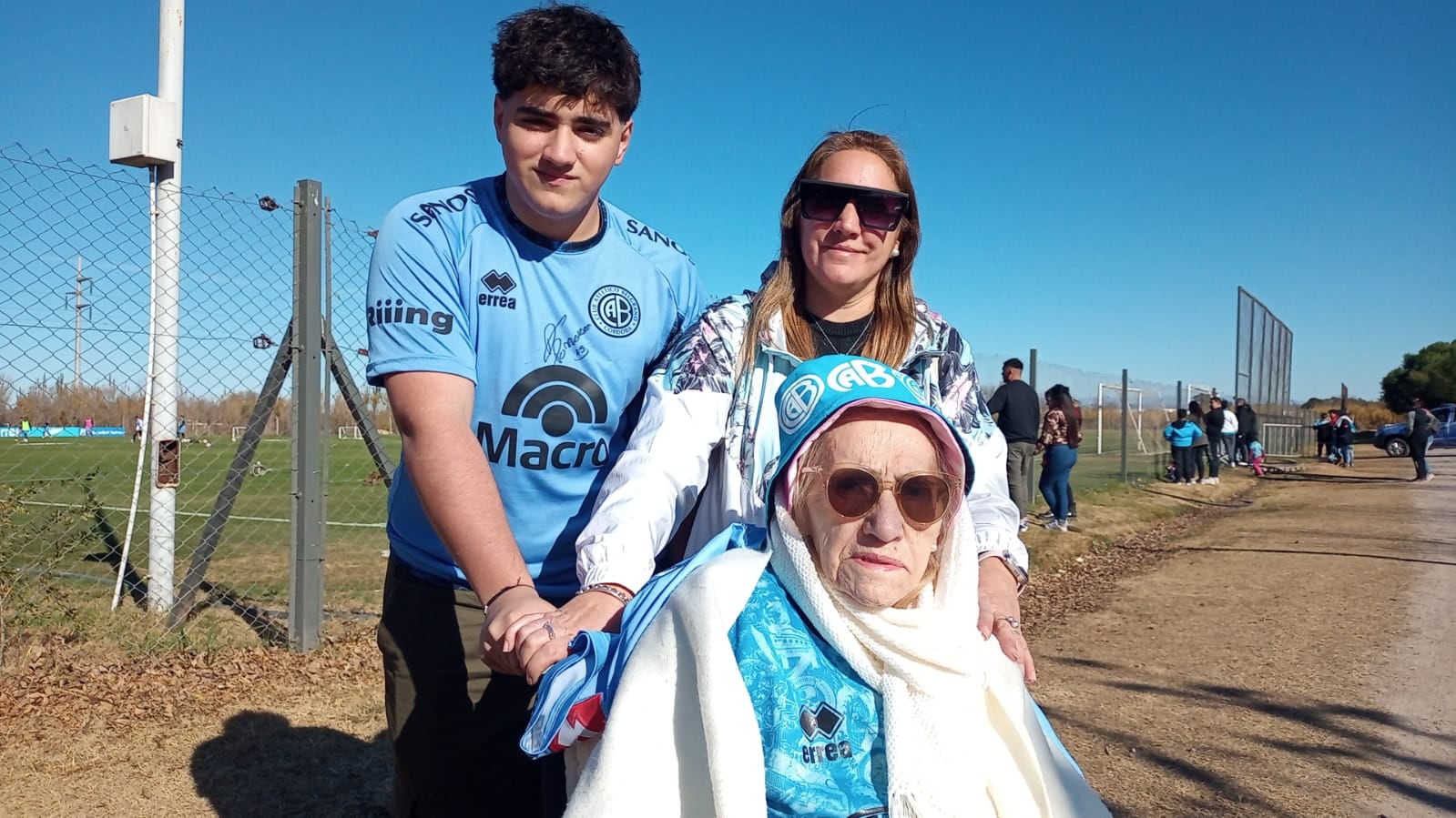 Mildred, Paula y su hijo Matías, en el predio de Villa Esquiú invitados por Belgrano.