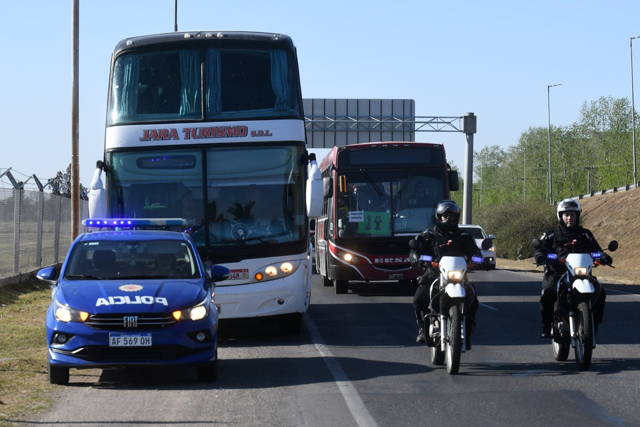 Un gran operativo policial se desplegó en la ruta E53 a raíz de la asamblea del Soelsac en Villa Allende.  (Ramiro Pereyra / La Voz)