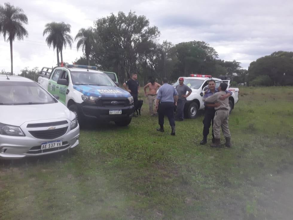 Los policías festejaron la aparición de Sebastián, el nene de 3 años que fue rescatado por su perro tras caer a un lago. Los vecinos aseguraron que había sido raptado por "El Pombero".