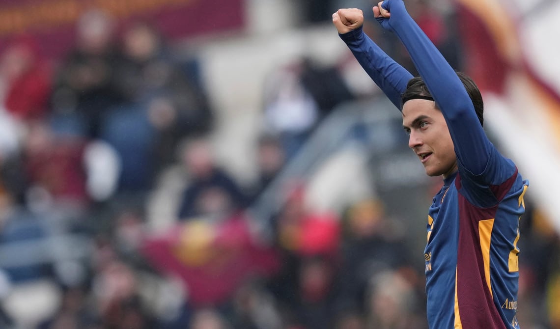 Dybala festejando este domingo uno de sus goles ante Parma (Foto: AP).