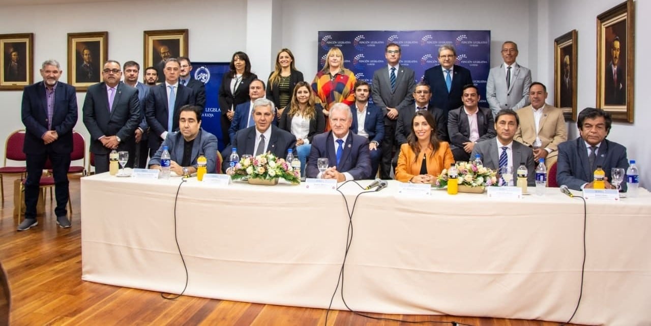 Tras la reunión de la Mesa Ejecutiva del ParlaNOA, los vicegobernadores ofrecieron una conferencia de prensa, en La Rioja.