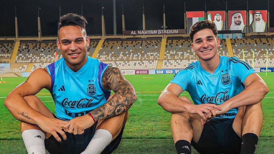 Julián Álvarez y Lautaro Martínez, dos delanteros que son codiciados en todo el fútbol europeo. 