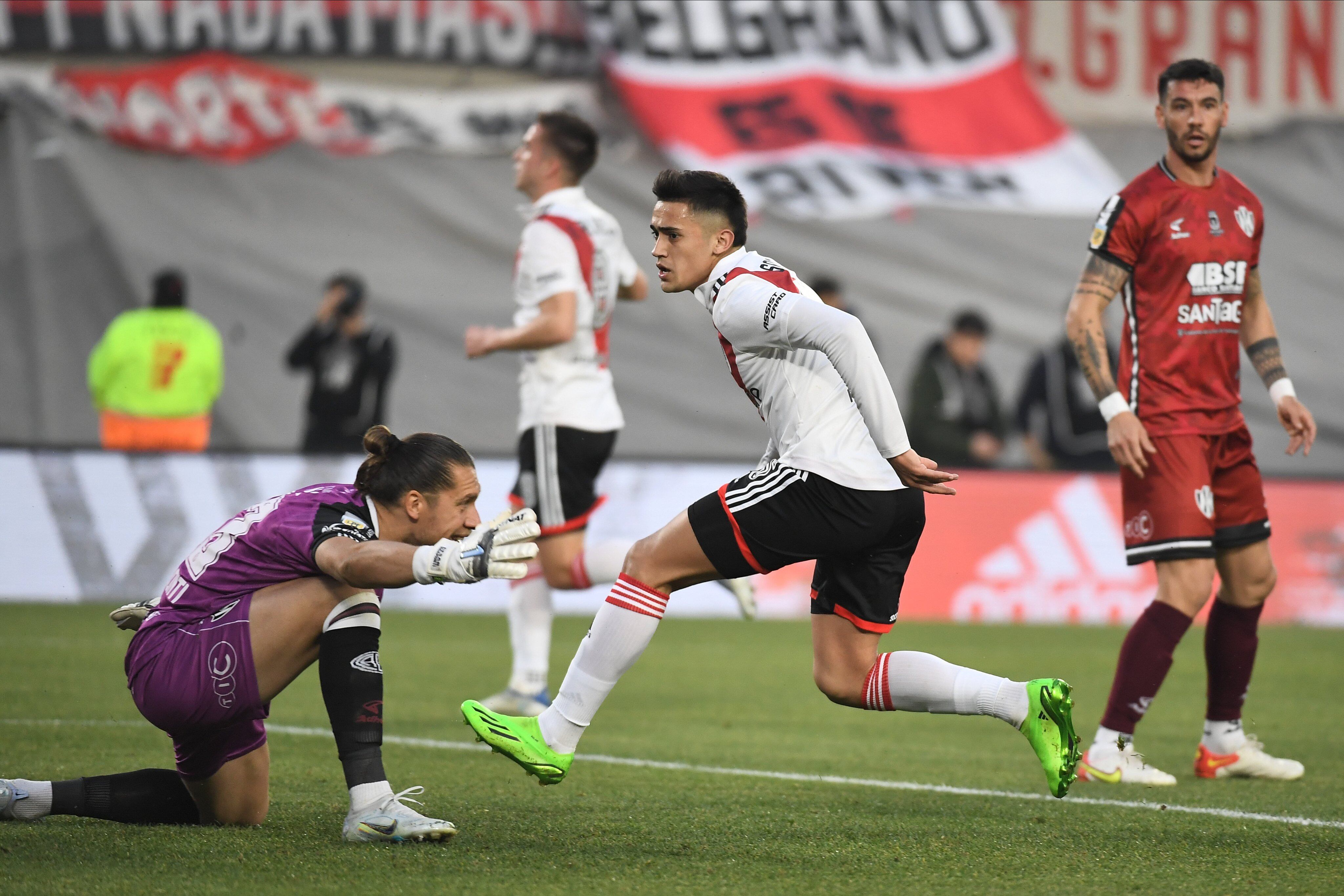 Pablo Solari marcó el primero de la tarde para los locales.