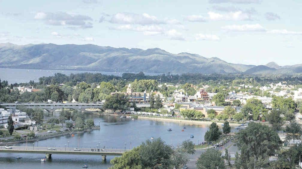 La postal. El lago San Roque con buen nivel de agua, las sierras que conservan el verde del verano y la ciudad con su infraestructura, todo listo para recibir a los visitantes.