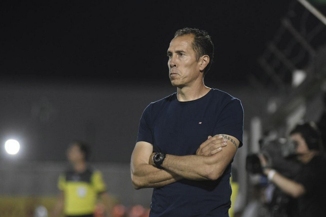 Lucas Bovaglio, técnico de Instituto, en el partido ante Estudiantes por el partido de ida de la final del Reducido de la Primera Nacional, en Caseros. (Federico López Claro / La Voz)