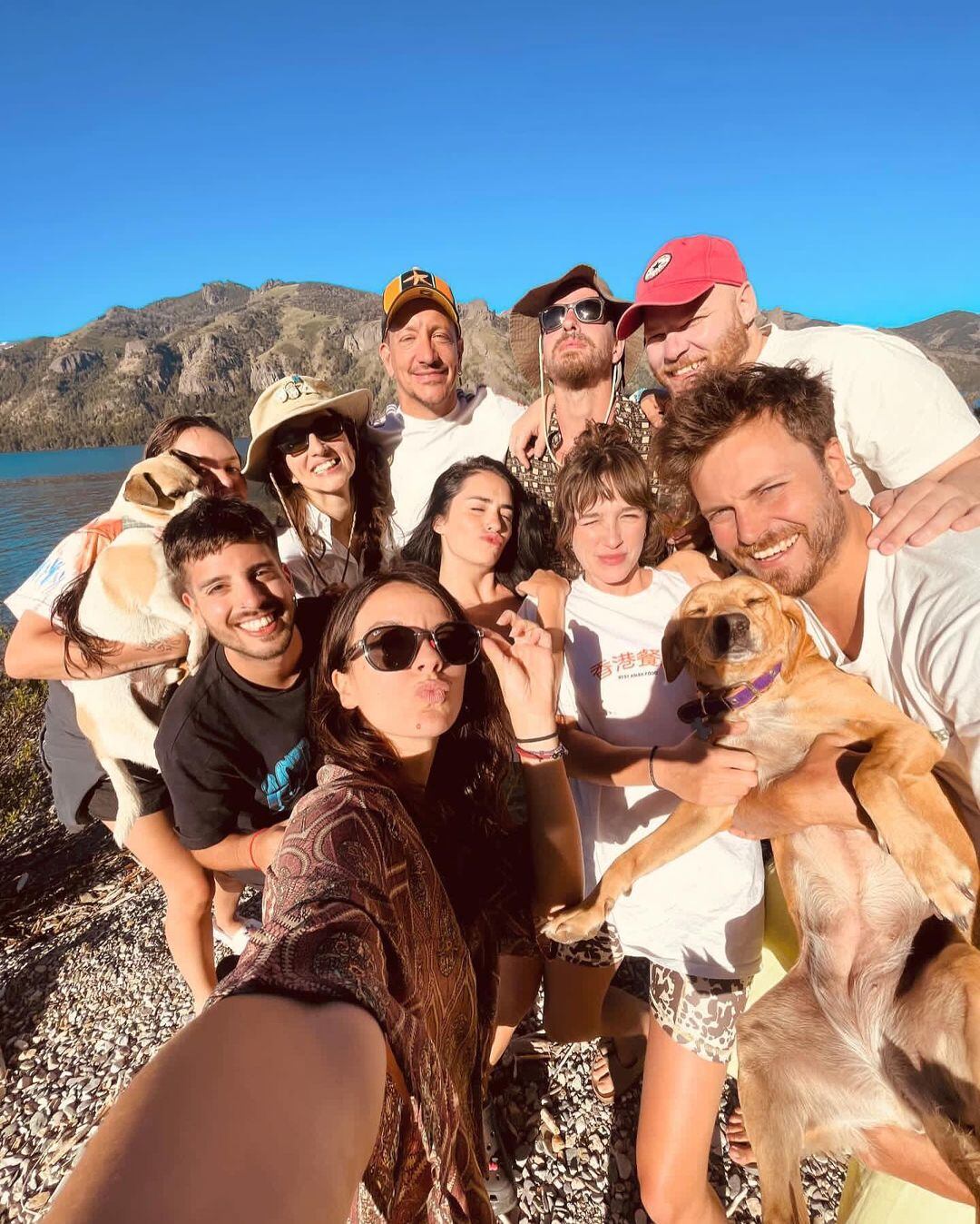 Lali recibió el 2024 con amigos.