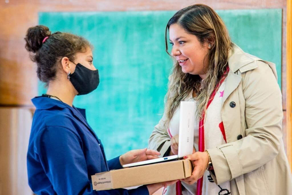 Belén Molina, secretaria de Educación y Cultura de la Municipalidad de Ushuaia, acompañó al intendente Walter Vuoto en la entrega de las notebooks de Conectar Igualdad Ushuaia.