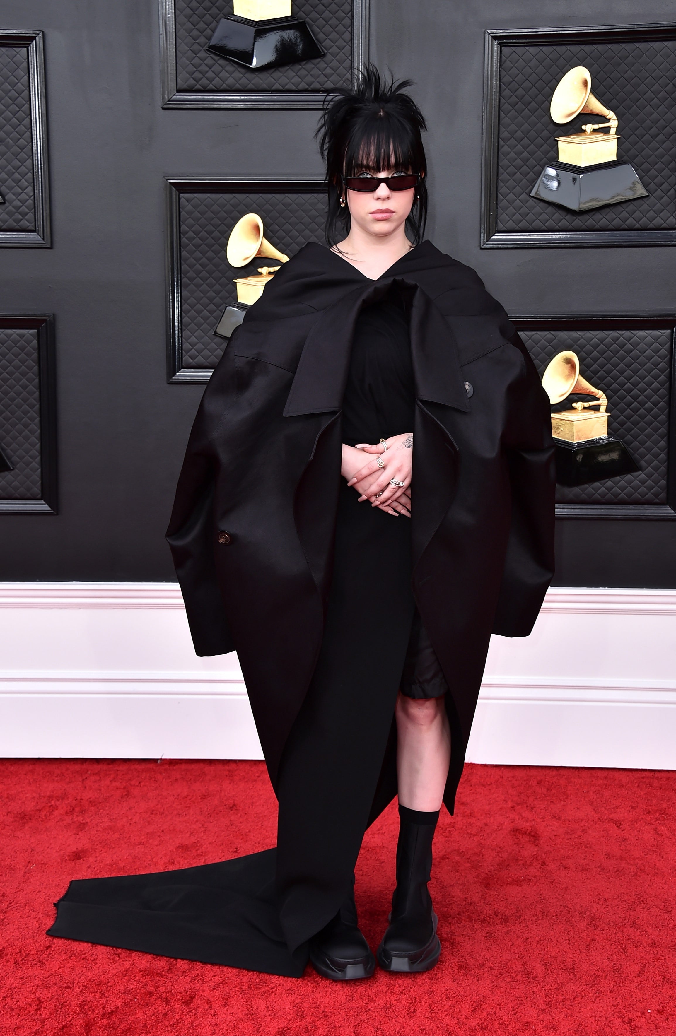 Billie Eilish en la alfombra roja de los Premios Grammy 2022.