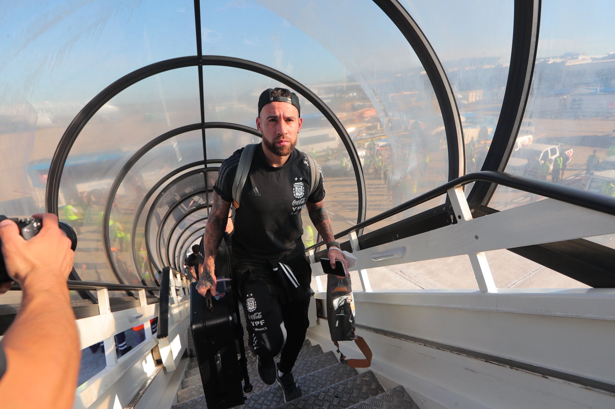 El seleccionado nacional, con Nicolás Otamendi, partió a Ecuador para disputar el último partido de las eliminatorias a Qatar 2022. (@Argentina)