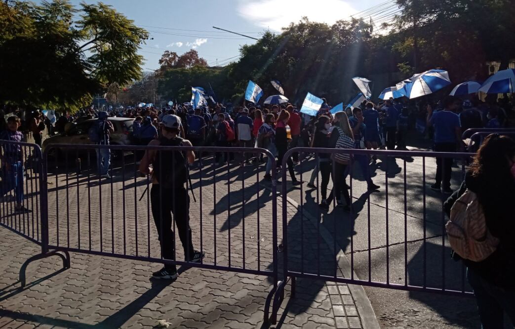 Hinchas de Godoy Cruz coparon las calles de Mendoza para festejar el 100 aniversario del Tomba.