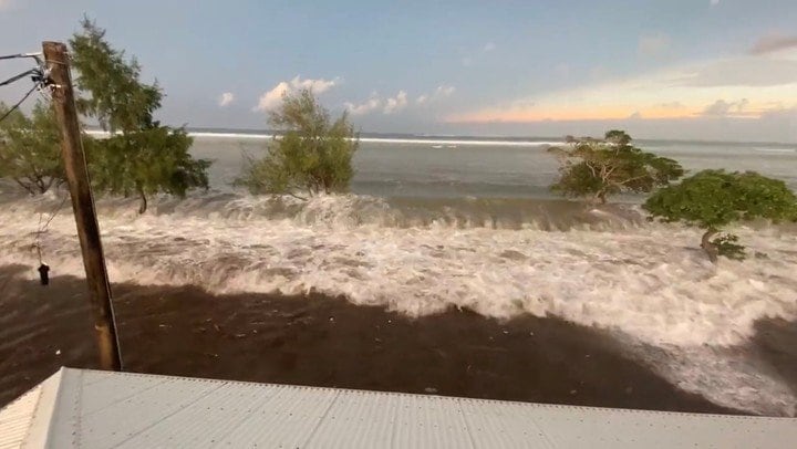 El tsunami fue provocado por un volcán submarino.