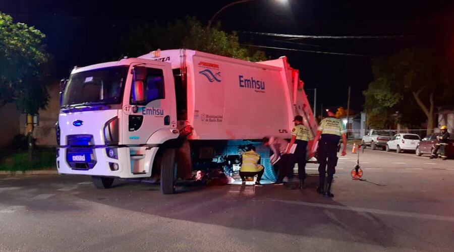 El joven motociclista falleció bajo las ruedas del camión 