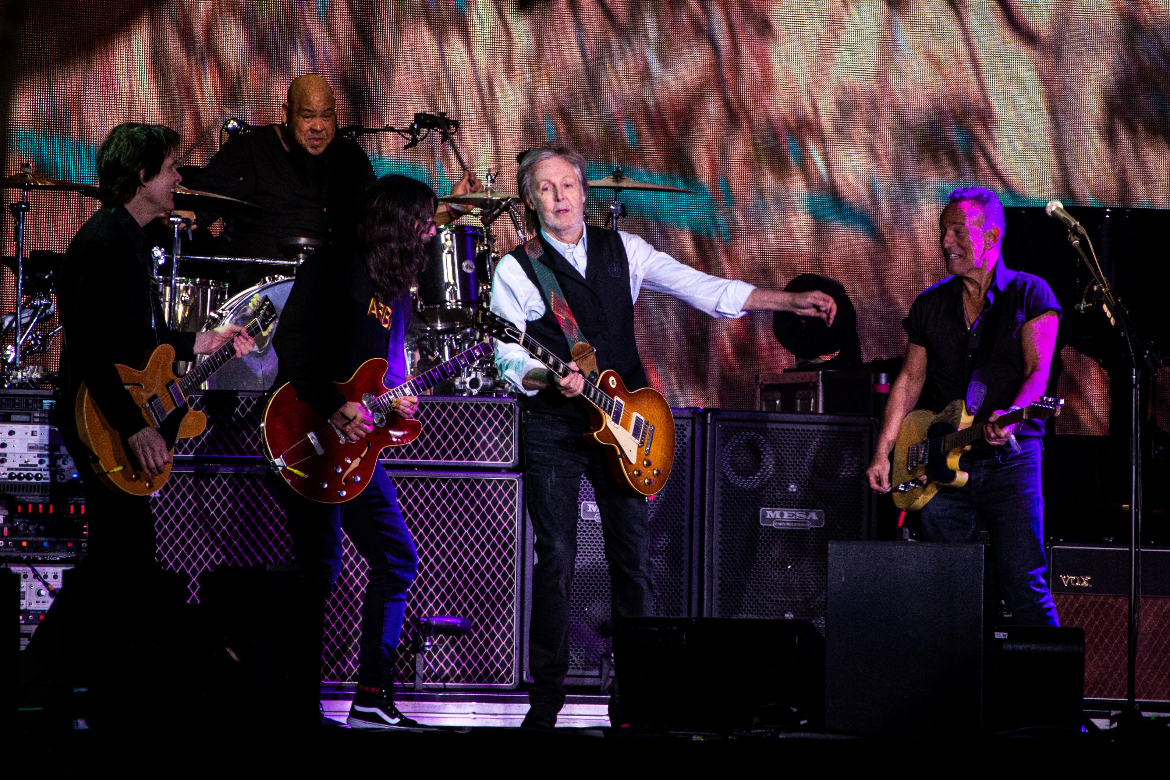 Paul junto a Grohl y Springsteen. Fue al final del show del ex Beatle en "Glasto". En ese momento, tocarn "The End", de los Beatles. (AP)