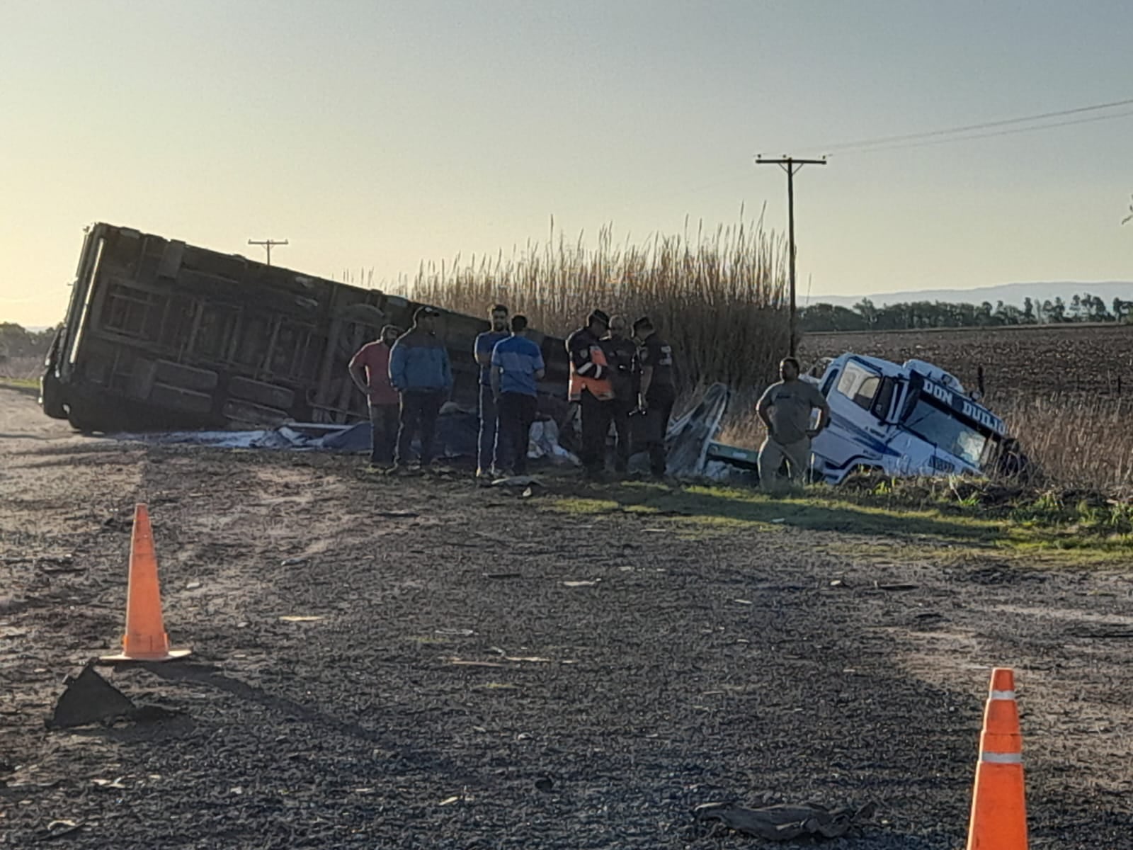 Un camión y un auto impactaron de frente   en curva de la Aguada.