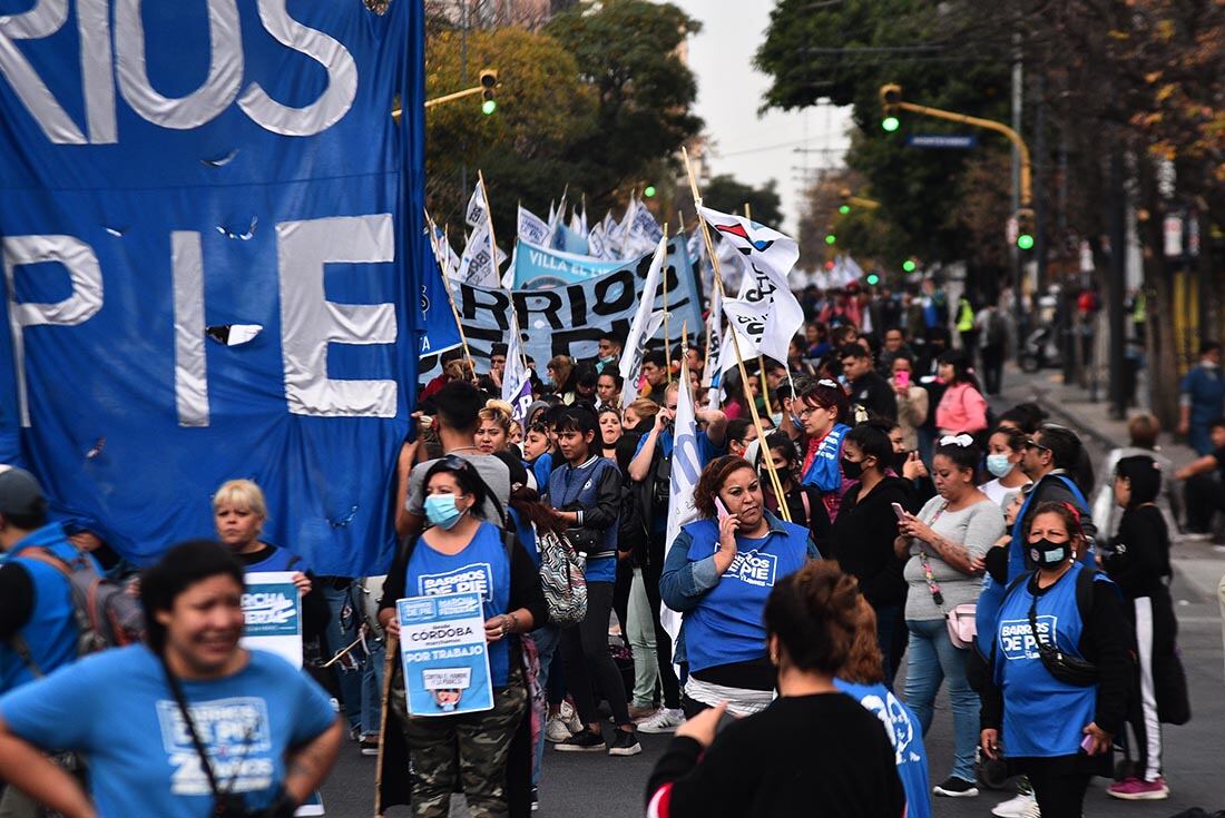 Marcha federal piquetera. Organizaciones sociales marchan por el centro de la ciudad de Córdoba.