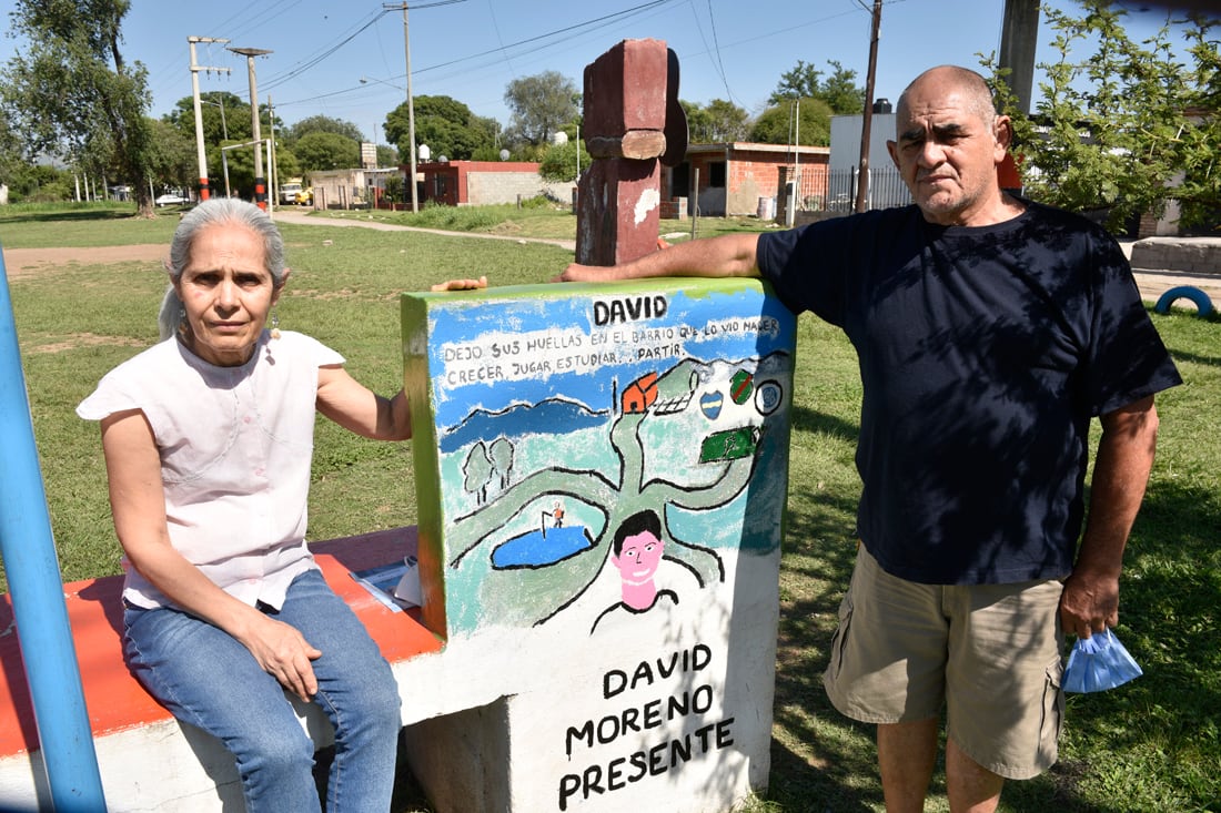 Rosa y José, padres de David Moreno, en la plaza de San Pedro de Torres esquina Mogrovejo. ( Ramiro Pereyra /La Voz )