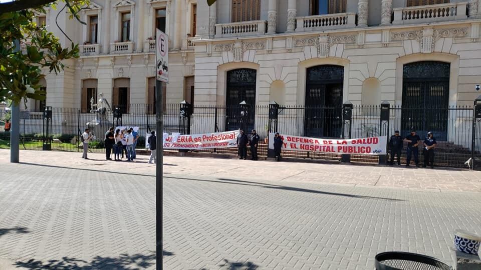 El reclamo de los afiliados a APUAP llegó este jueves a las puertas de la Casa de Gobierno.